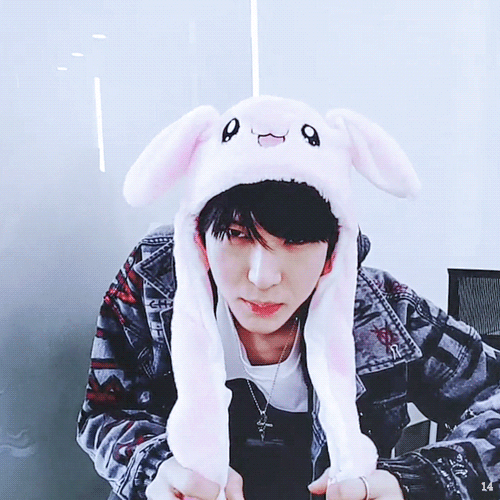 토끼모자로 엄청 놀리네.. | 인스티즈