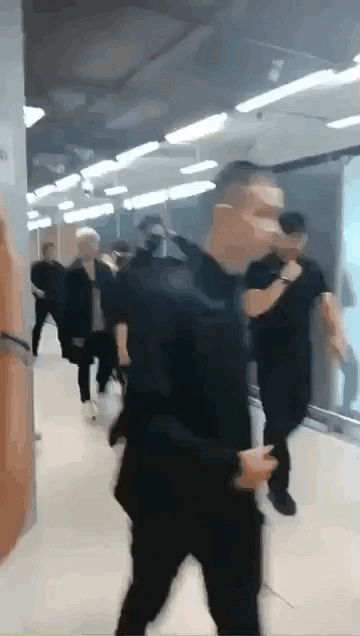 공항에서 런웨이하는 미친피지컬 강다니엘 | 인스티즈