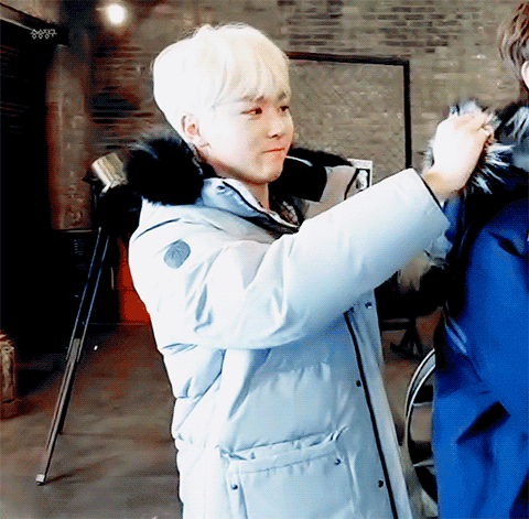 [잡담] 광고 모델인 패딩 모자에 있는 털 세게 당겨도 안 뽑힌다고 당겼는데 몇 가닥 뽑혔을 때 부승관 | 인스티즈