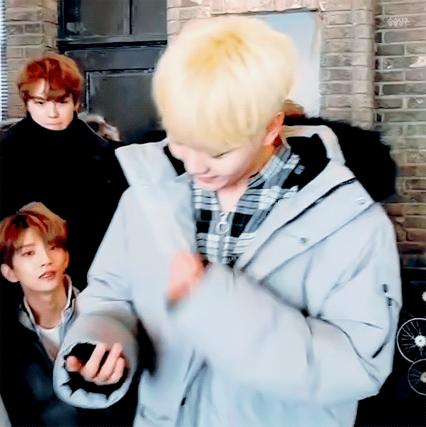 [잡담] 광고 모델인 패딩 모자에 있는 털 세게 당겨도 안 뽑힌다고 당겼는데 몇 가닥 뽑혔을 때 부승관 | 인스티즈