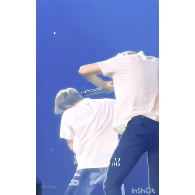 지민...춤추다가 팬보고 씨익 웃는거 설레..흐어..... | 인스티즈