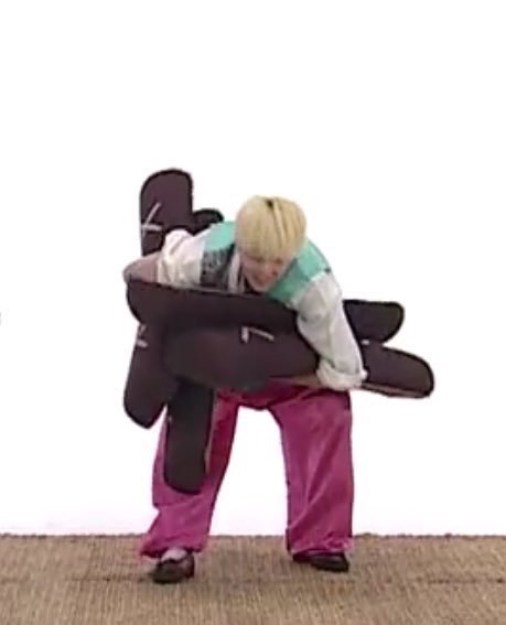 동생 이기게해주려고 자기몸만한거 들고 고군분투하는 방탄 슈가 | 인스티즈
