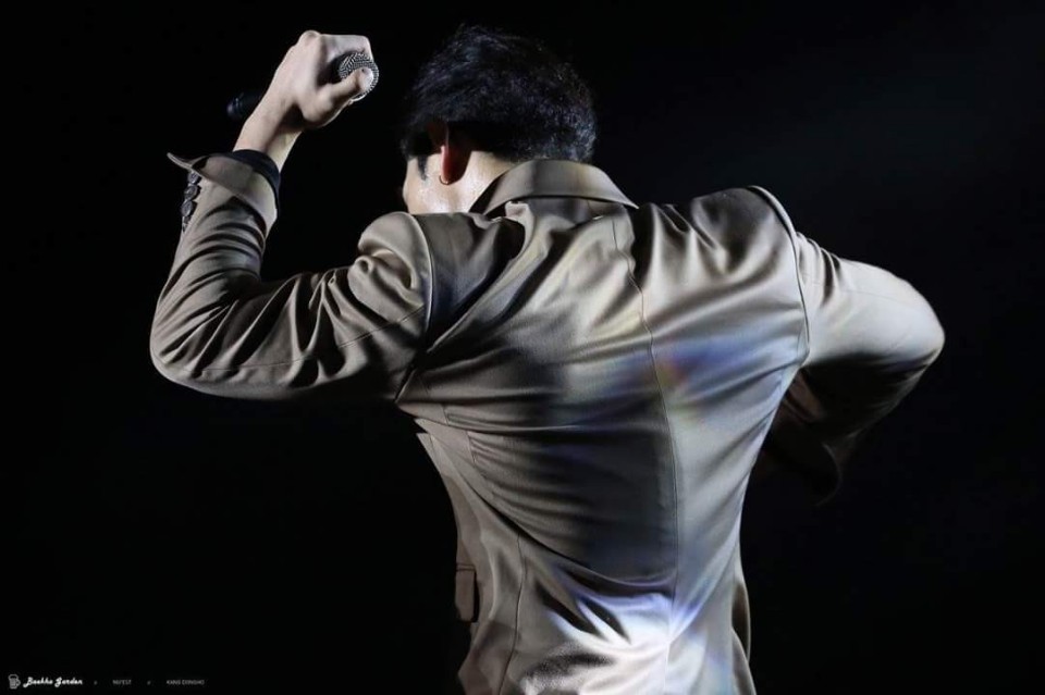 나 등근육 이렇게 잘보이는 안무 처음 봤어 | 인스티즈