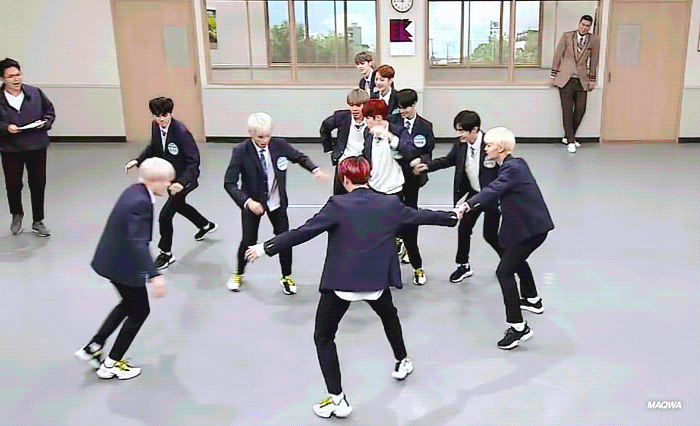 워너원 이 움짤 정말 멋있다고 생각했는데 뒤에 아련히 보이는 서장훈이 너무 웃겨 | 인스티즈