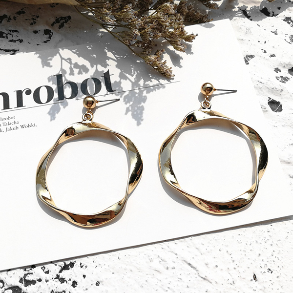 다양한 스타일의 귀걸이와 귀찌를 1000원~5500원에 판매해요!!120여종 | 인스티즈