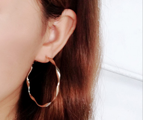 다양한 스타일의 귀걸이와 귀찌를 1000원~5500원에 판매해요!!120여종 | 인스티즈