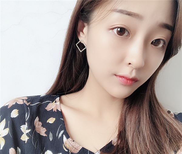 다양한 스타일의 귀걸이와 귀찌를 1000원~5500원에 판매해요!!120여종 | 인스티즈