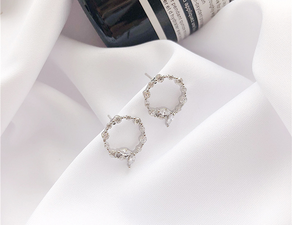 다양한 스타일의 귀걸이와 귀찌를 1000원~5500원에 판매해요!!120여종 | 인스티즈