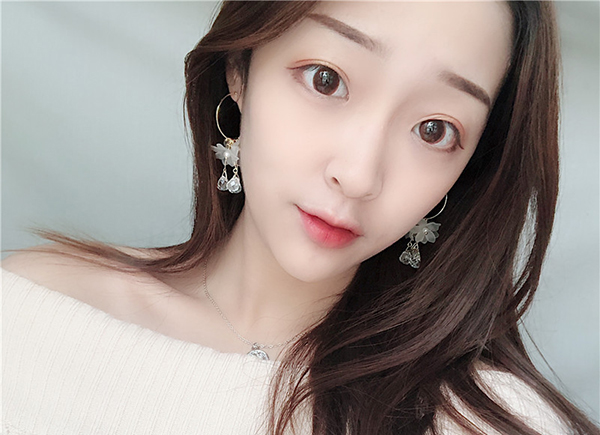 다양한 스타일의 귀걸이와 귀찌를 1000원~5500원에 판매해요!!120여종 | 인스티즈