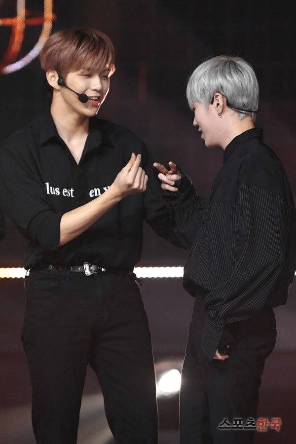 워너원 하성운과 강다니엘이 요즘 또 오조오억절하는 하트오리기 | 인스티즈