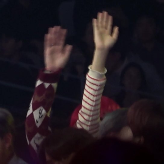 태형 지민 손만 보이는데 진짜 무슨 너무... 너무 귀여워 | 인스티즈