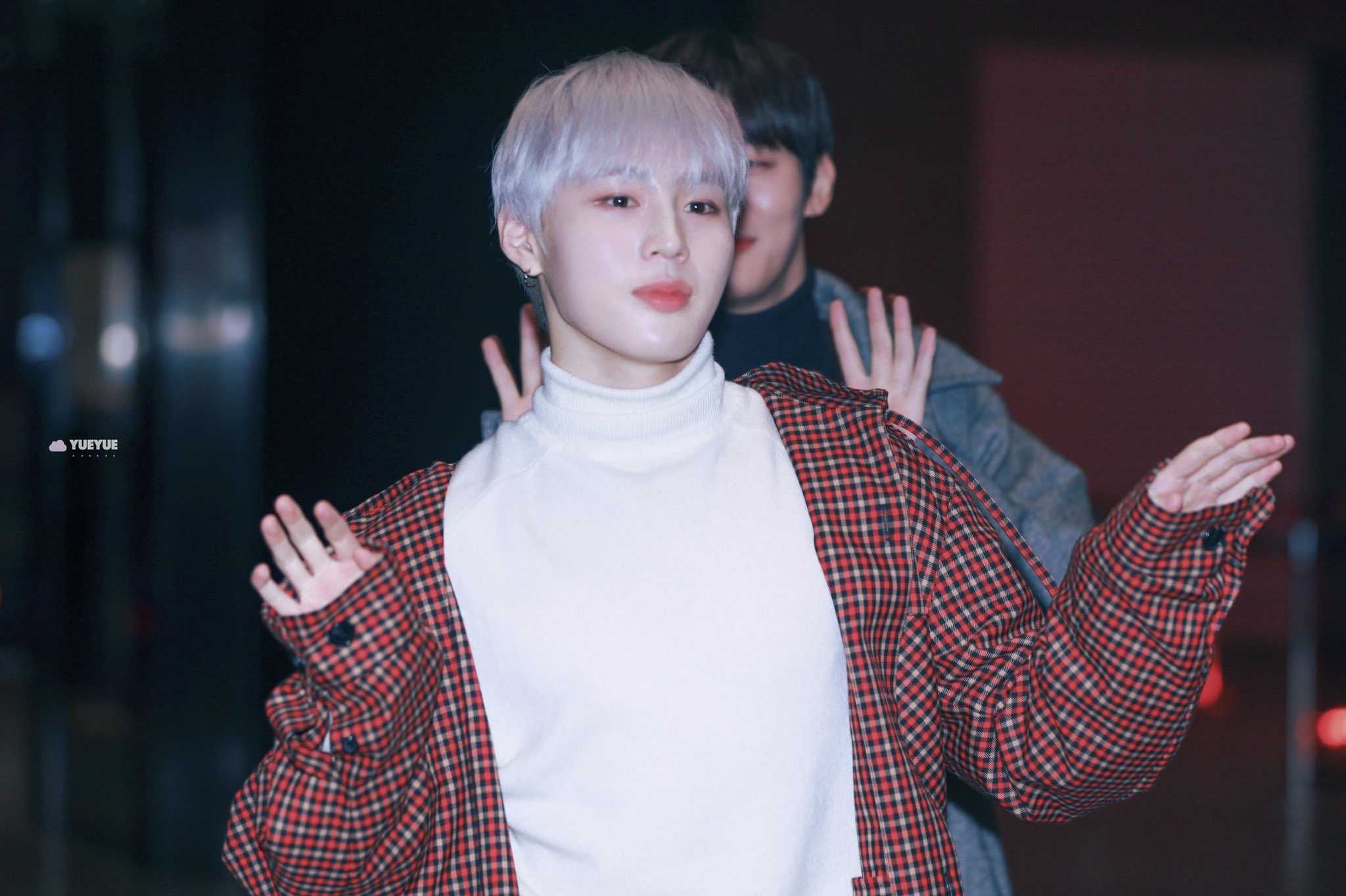 하성운 왜 이렇게 걷는 지 아는 사람? | 인스티즈