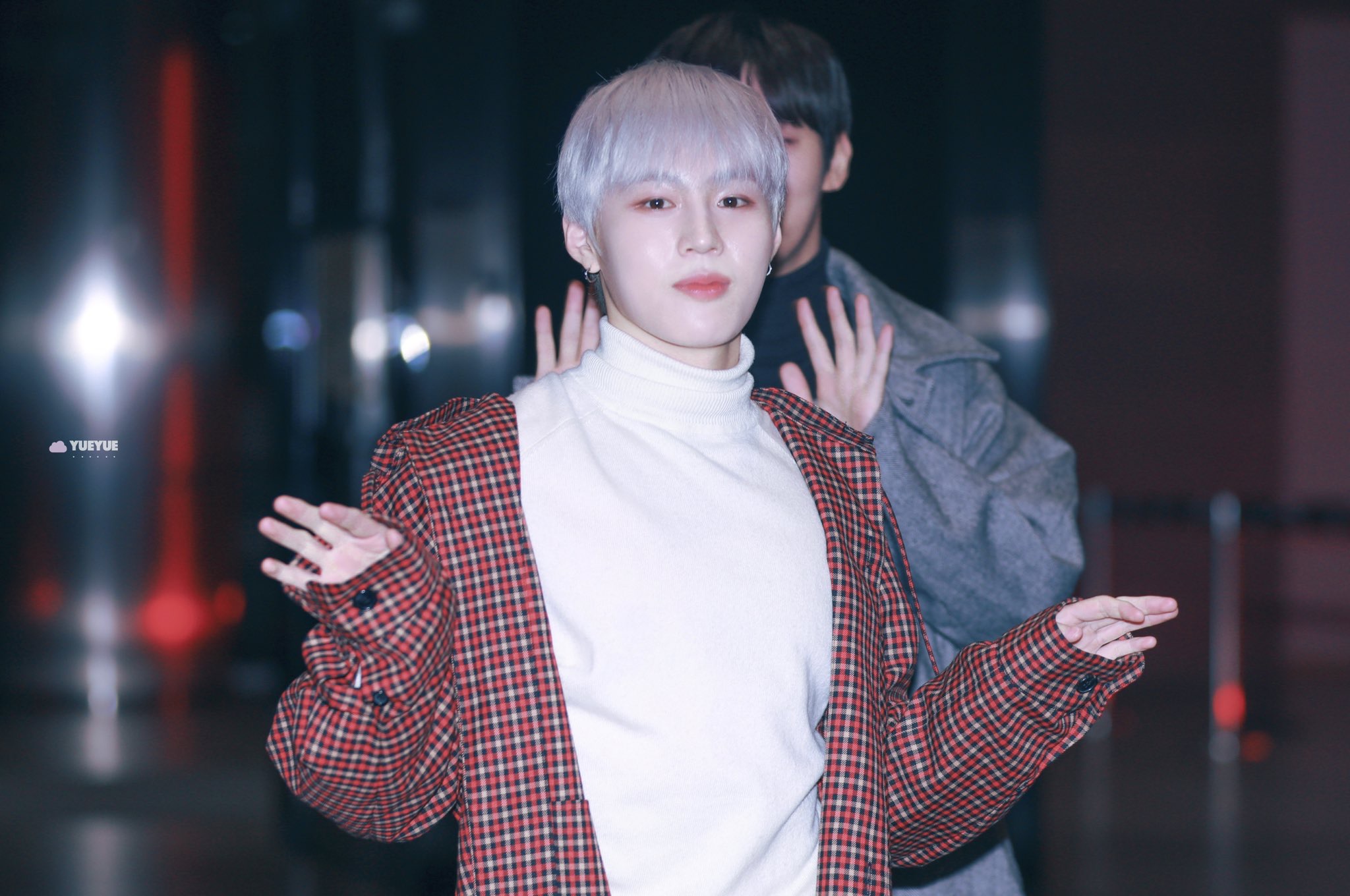 하성운 왜 이렇게 걷는 지 아는 사람? | 인스티즈