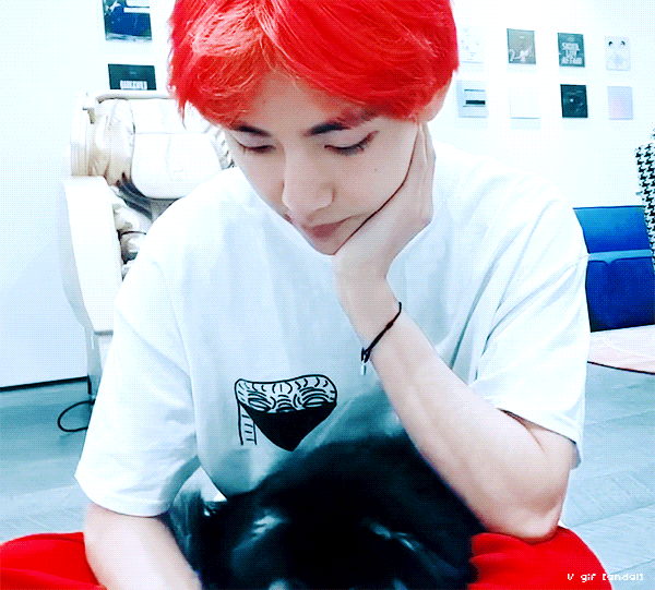 뷔 얼굴 감상하다가 깨달은건데 눈이 사방팔방 트여있어서 | 인스티즈