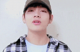 아침에 일어나서 딸기주스 갈아마시고 잘때 모기장에서 자고 햇빛 따가울때는 리본모자쓰고 요리할때는 머리띠하는 남돌 | 인스티즈