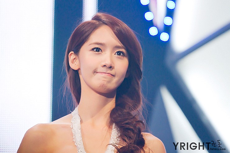 윤아 연말 시상식 드레스👗👠 | 인스티즈