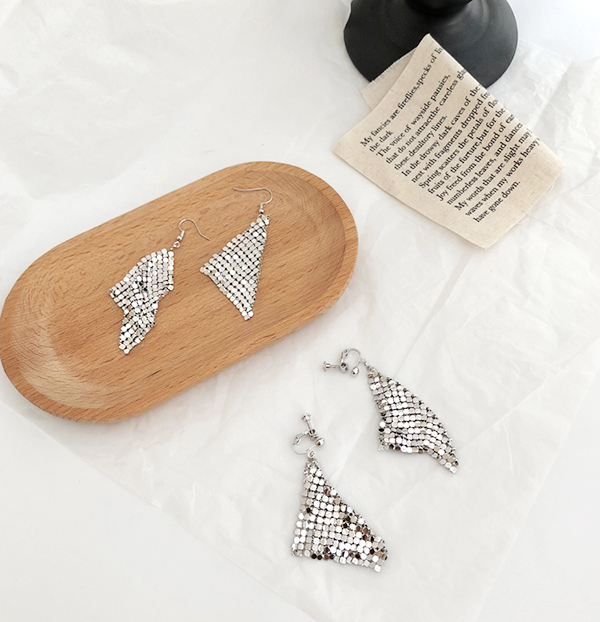다양한 스타일의 귀걸이와 귀찌를 1000원~5500원에 판매해요!!120여종 | 인스티즈