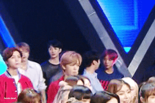 강다니엘 표정 보니까 상의 안하고 들어올려진것같은데ㅋㅋ | 인스티즈