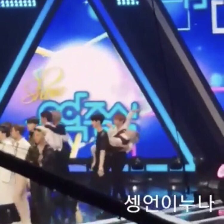 누가 마트에서 떼쓰는 애기 들춰매는 아빠랰ㅋㅋㅋㅋ | 인스티즈