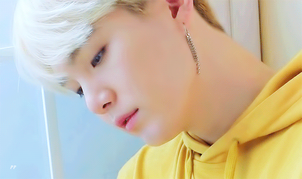 방탄 슈가 백금발에 노란 옷 귀걸이ㅠㅠㅠㅠㅜㅠ | 인스티즈