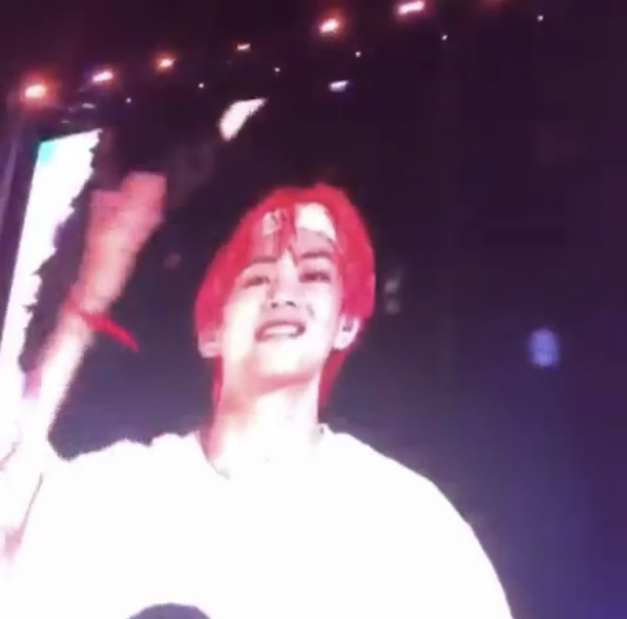 방탄 뷔 콘서트에서 손키스날렸는데 얼굴이 | 인스티즈