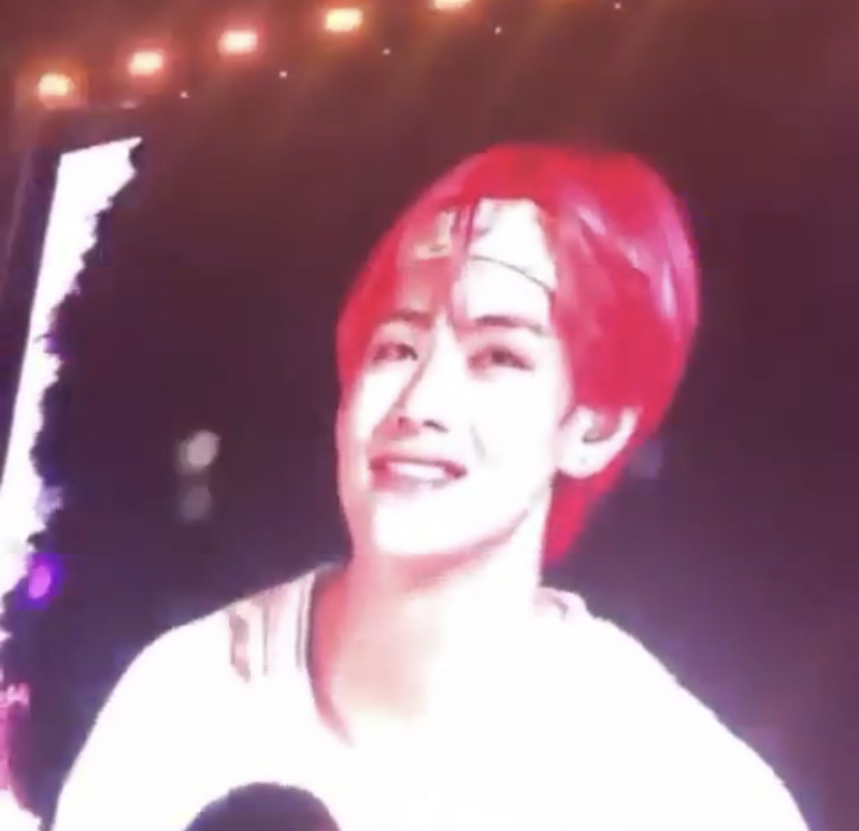 방탄 뷔 콘서트에서 손키스날렸는데 얼굴이 | 인스티즈