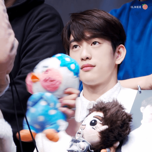 팬싸 가면 저도 이렇게 잘생긴 사람이 저렇게 쳐다봐주나요 ? | 인스티즈