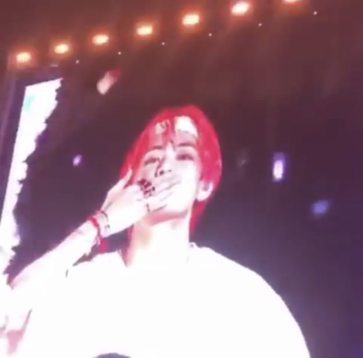 방탄 뷔 콘서트에서 손키스날렸는데 얼굴이 | 인스티즈