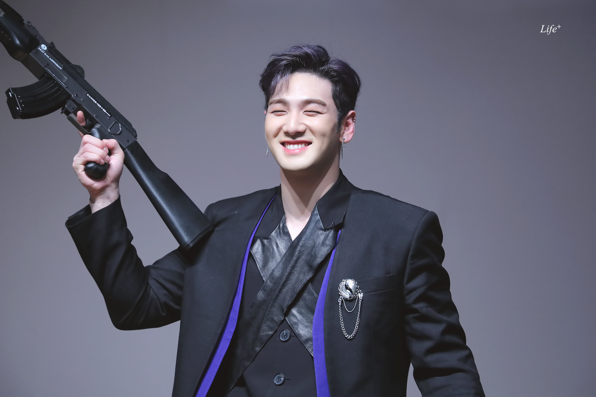 강동호(뉴이스트) 총 들고 이렇게 해맑게 웃기 있냐구 | 인스티즈