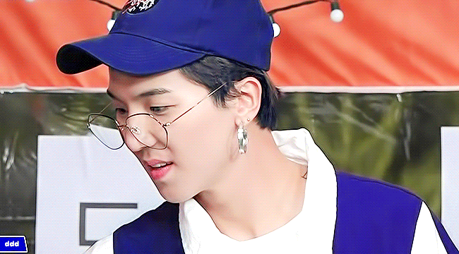 송민호 이거 안경 되게 특이하다 ㅋㅋㅋㅋㅋ | 인스티즈