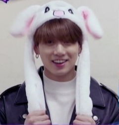 야! 너네들! 저거는 우리정국이가 토끼모자 귀 올릴준비 한거라구! | 인스티즈