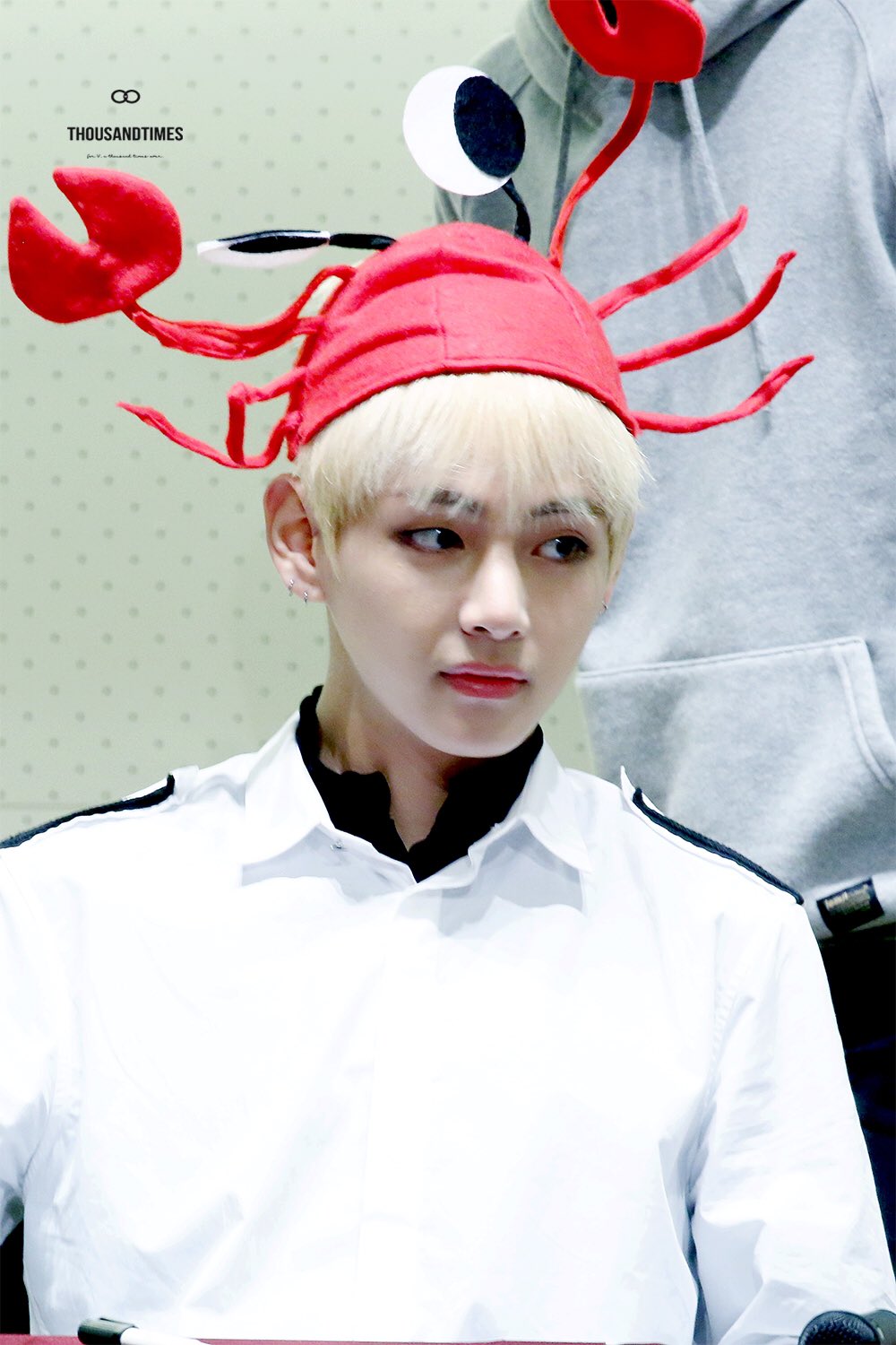 방탄이 비록 토끼모자는 안썼지만 너네는 이거 못썼자나!!!!! | 인스티즈