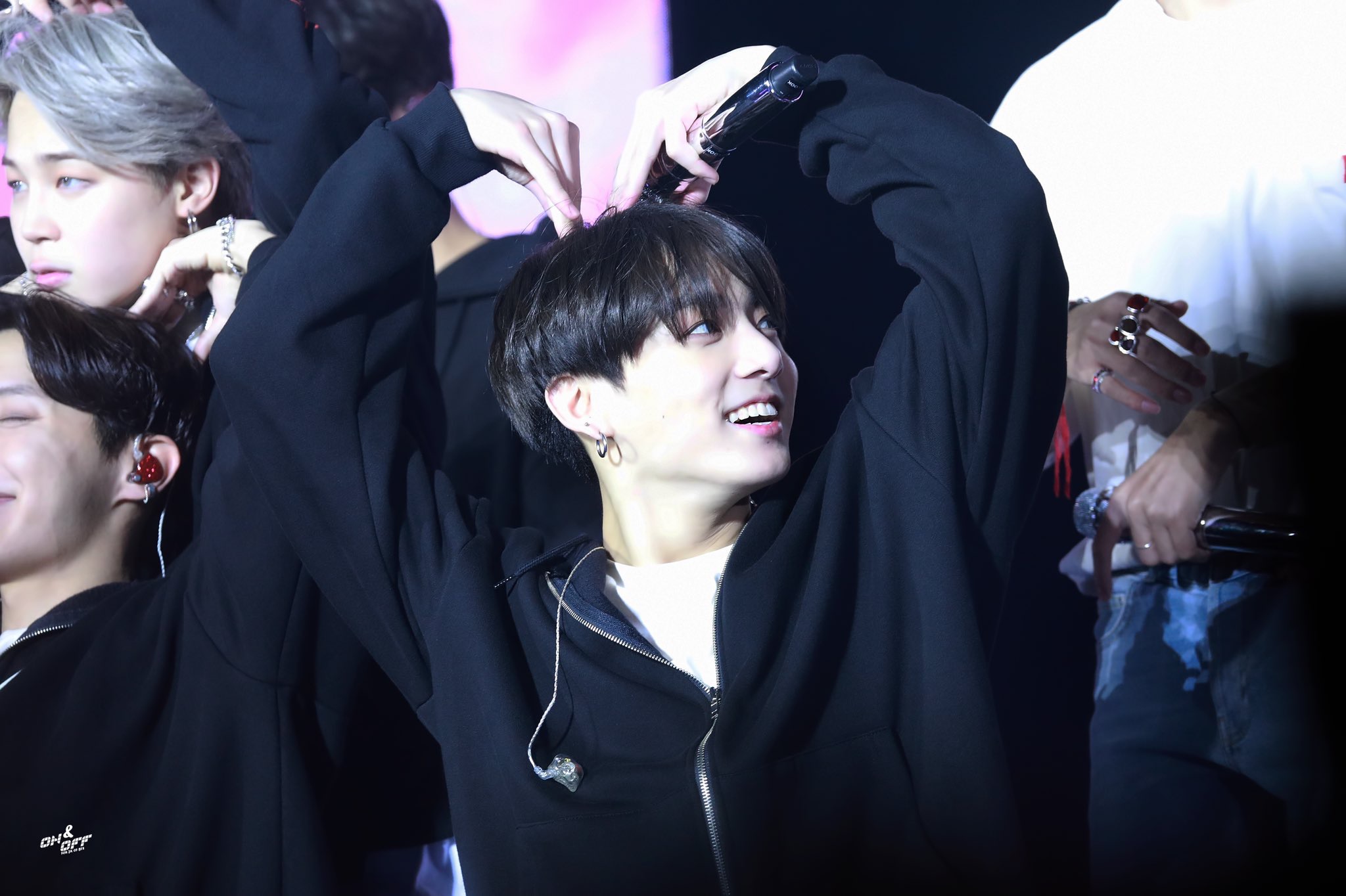 어제자 까망 톢이로 우리 곁을 돌아온 우리 방탄 정구기🐰 | 인스티즈