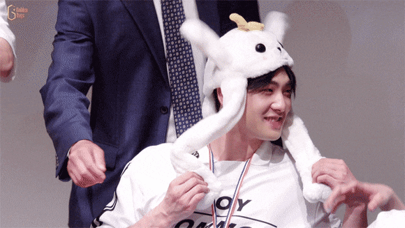 강동호 귀 올라가는 모자 진짜 엄청 좋아하는게 틀림없는게 | 인스티즈