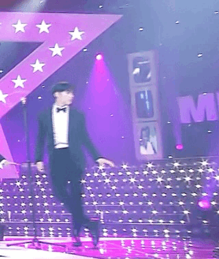 마이크에 매너손 하는 남돌 | 인스티즈