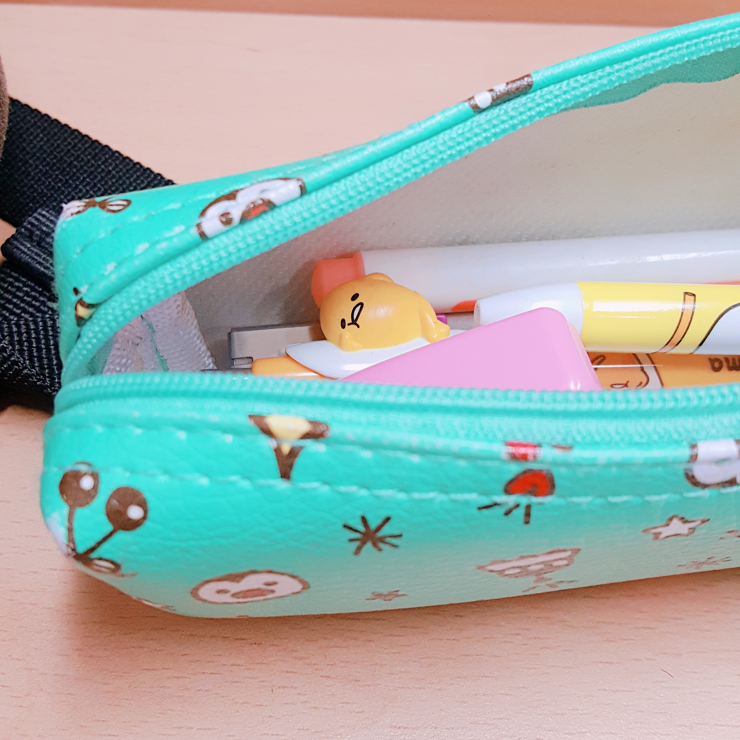 필통문 열고 있었는데 공부하다가 얘랑 눈 마주침... | 인스티즈