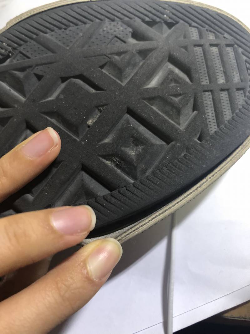 익들아 신발 옆쪽이랑 이렇게 뜯어졌는데 그냥 본드로 붙여도 돼..? | 인스티즈