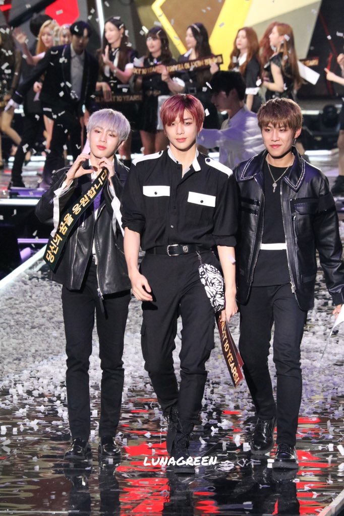 아 강다니엘 의자 앉으면 죡구매지는거봨ㅋㅋㅋㅋ | 인스티즈