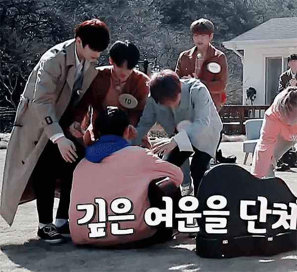 재환이가 기타치며 노래 부르자 달려와서 안아준 워너원 멤버들 | 인스티즈