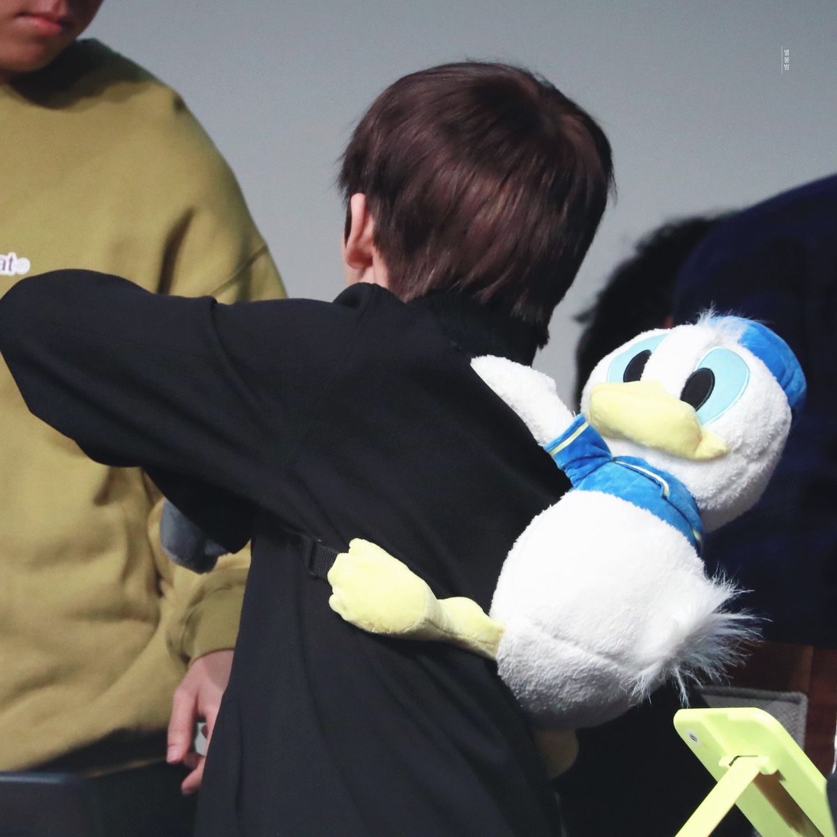 나밤이랑 같이 진영이 등에 달린 오리자식 혼쭐내러 갈 사람 | 인스티즈