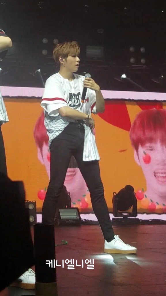 와 강다니엘 다리라인 장난아니다아... | 인스티즈