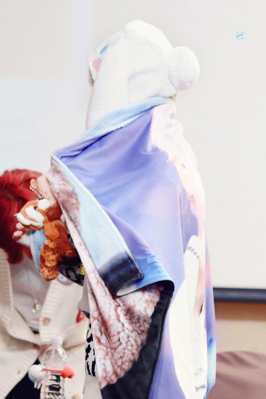 아 미치겠어 하성운 이날 팬싸 사진 눈에 보이는 건 다 저장 중임; | 인스티즈