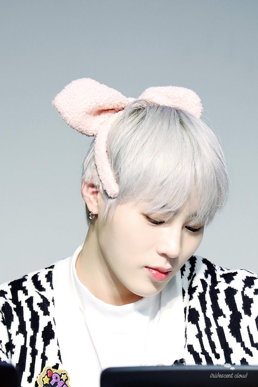 아 미치겠어 하성운 이날 팬싸 사진 눈에 보이는 건 다 저장 중임; | 인스티즈