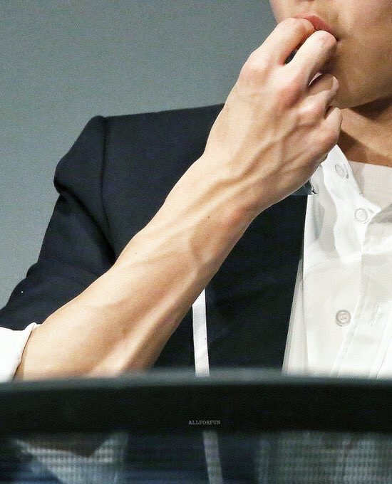 강다니엘 하리보젤리 먹는 팔을 좀 봐.. | 인스티즈