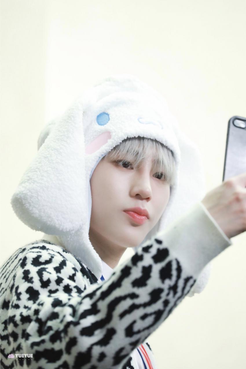 아 미치겠어 하성운 이날 팬싸 사진 눈에 보이는 건 다 저장 중임; | 인스티즈