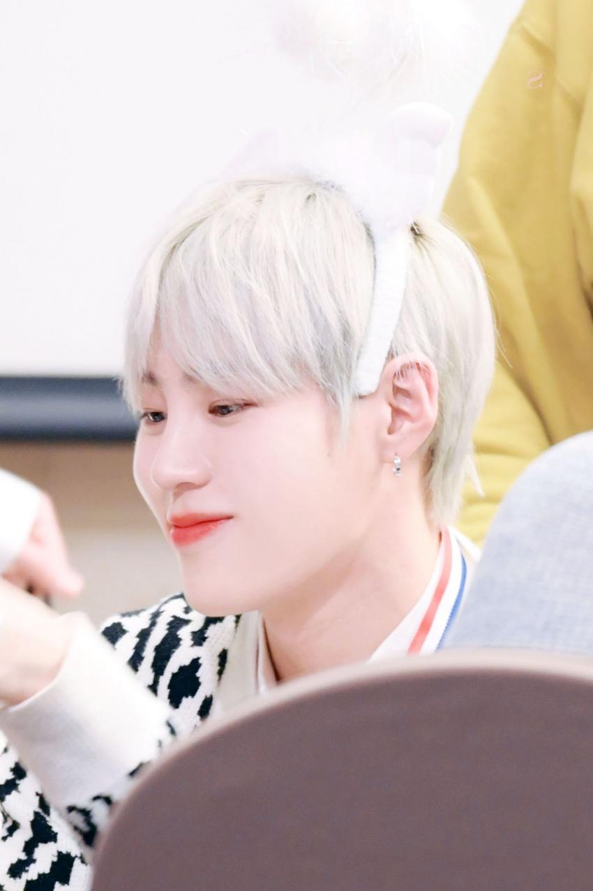 아 미치겠어 하성운 이날 팬싸 사진 눈에 보이는 건 다 저장 중임; | 인스티즈