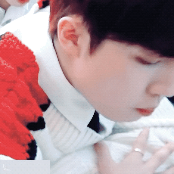 뭐 먹을때 김재환 세상에서 제일로 귀엽다 | 인스티즈