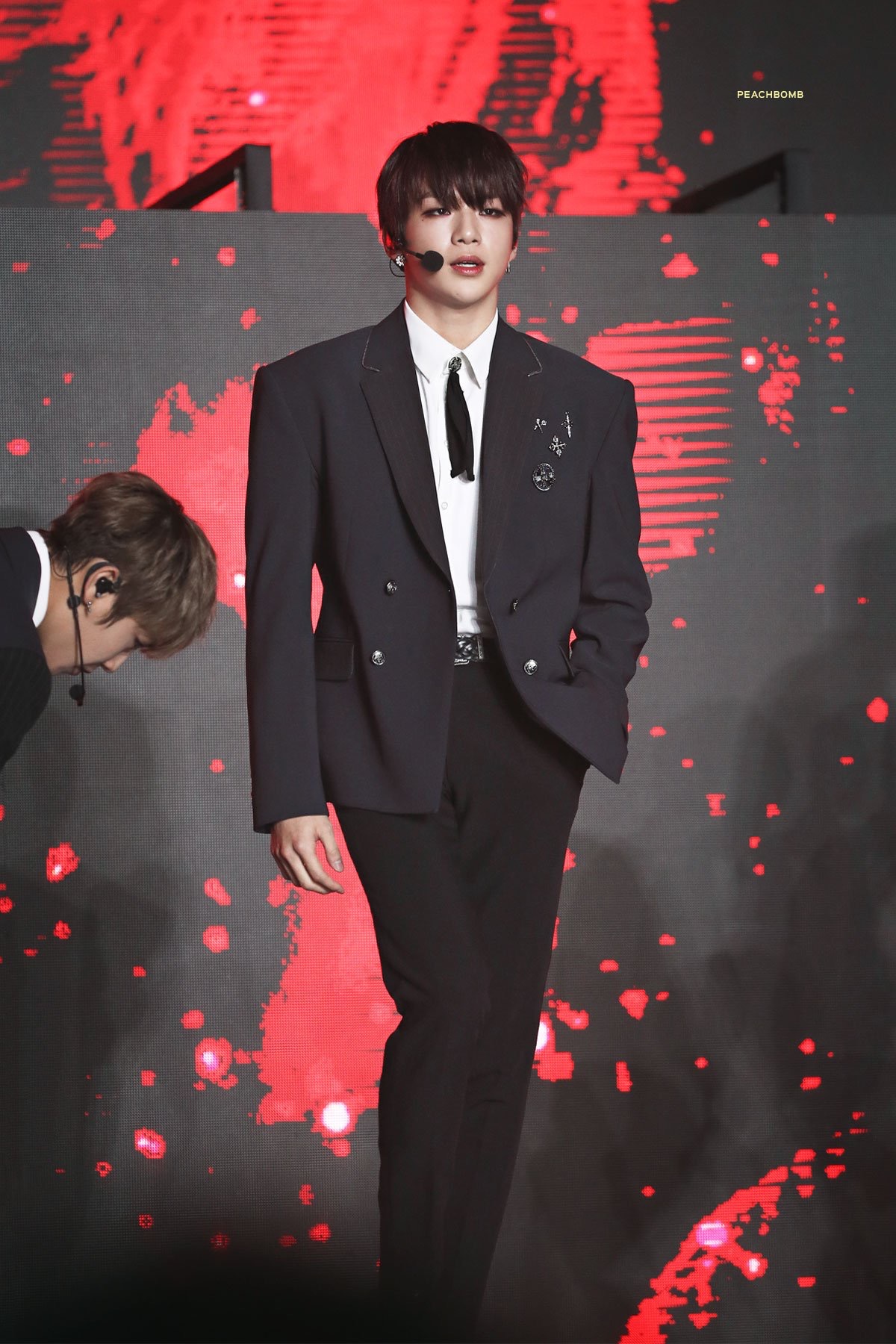 아 강다니엘 의자 앉으면 죡구매지는거봨ㅋㅋㅋㅋ | 인스티즈