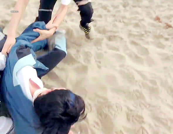 너무 웃겨 바다에 안빠지려고 모래라도 움켜쥐는거 ㅋㅋㅋㅋ도영이 ㅋㅋㅋㅋ | 인스티즈