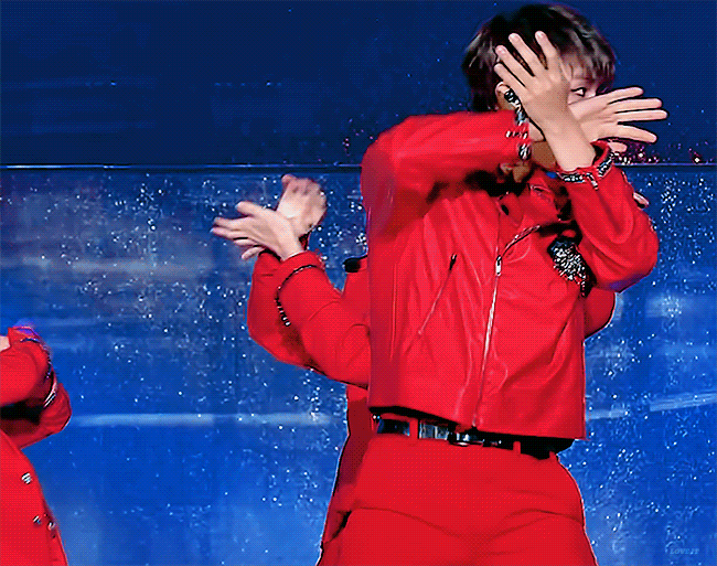 박우진 ㅋㅋㅋ 이렇게 걷는 이유는? | 인스티즈